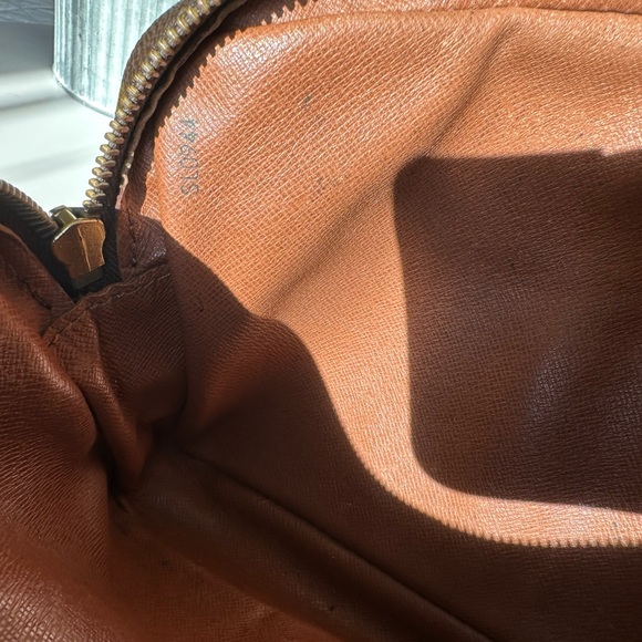 Authentic vintage LOUIS VUITTON
Monogram Pochette Marly Dragonne - Picture 11 of 17